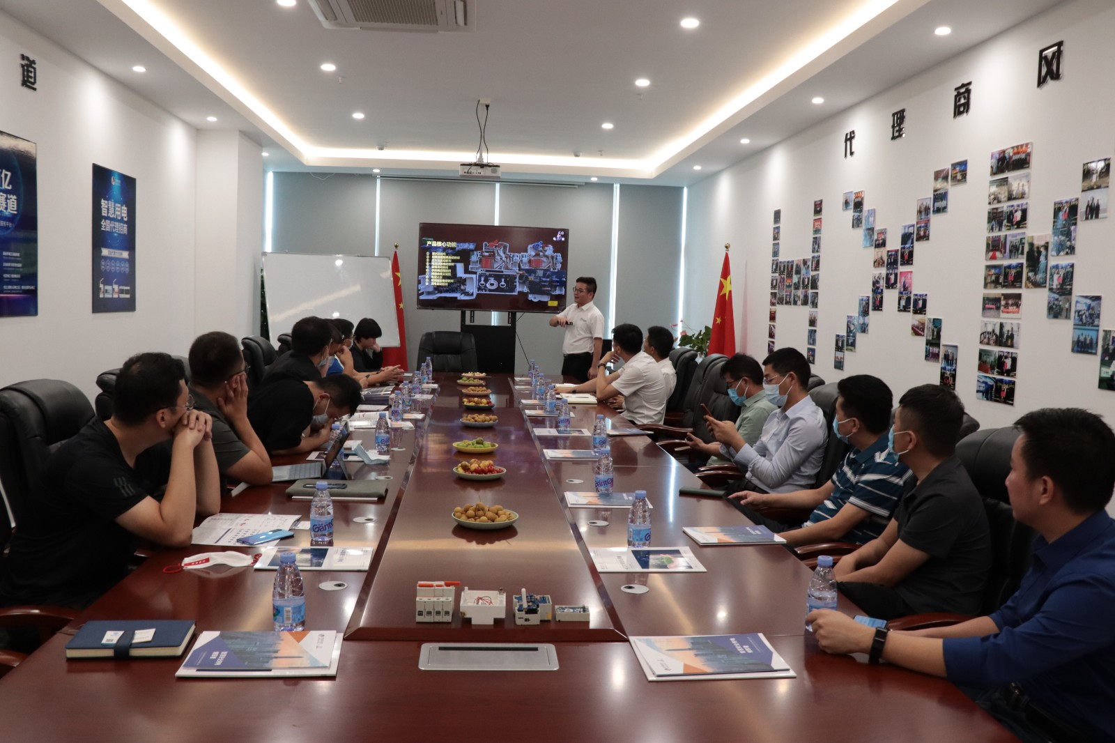新奥能源集团领导一行莅临DJTY.COM大江体育(中国大陆)科技公司科技参观指导